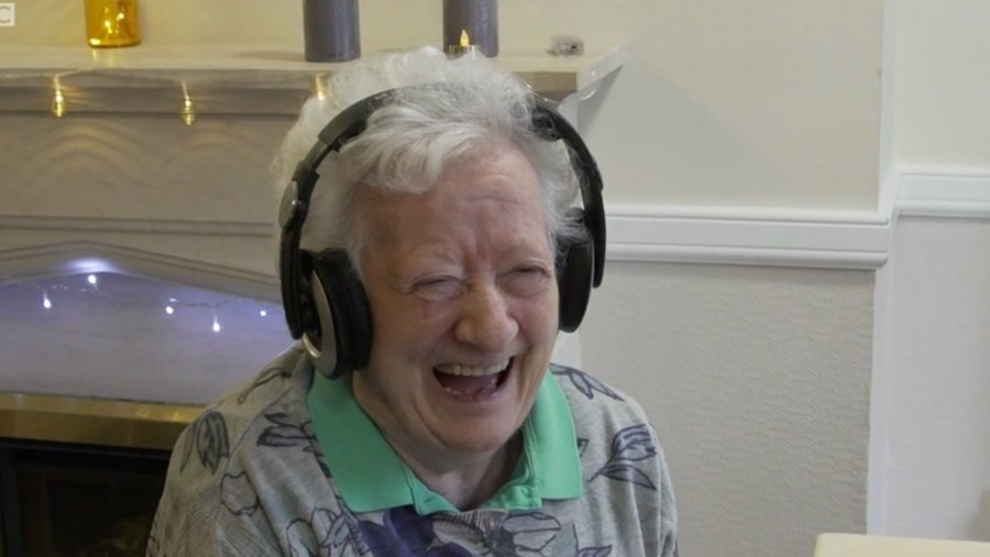 We worked with Lillyburn Care Home in Glasgow to incorporate personally meaningful music into the care of patients living with dementia. Using this music reduced the need for sedative drugs reduce by 60%. Now, staff reach for music before medicine 💚🎶 playlistforlife.org.uk/playlists-redu…