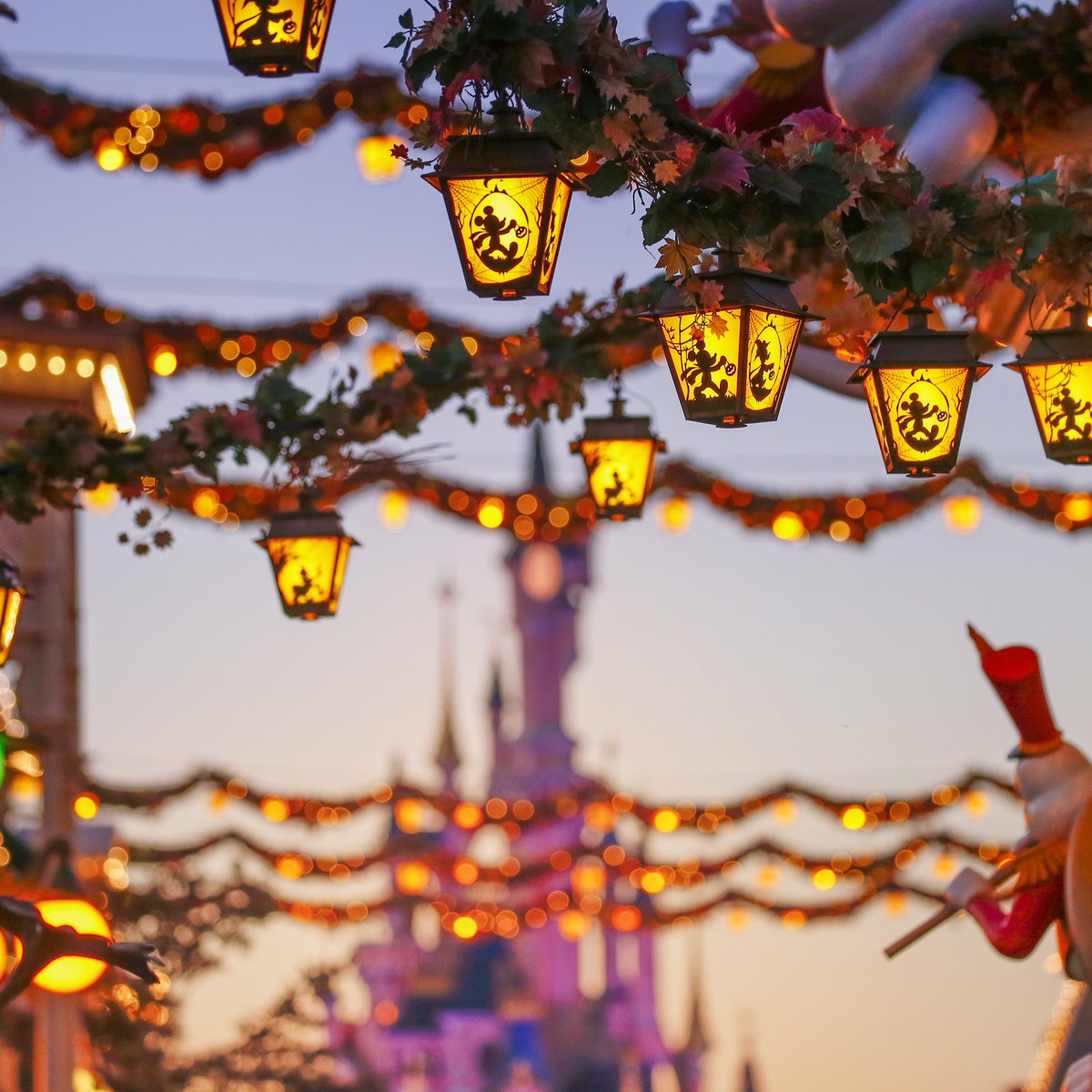 🎃 Le Festival Halloween Disney est de retour du 1er octobre au 3 novembre 2024. Préparez-vous à bientôt découvrir le programme ensorcelant de cette célébration. 🍂👻 #DisneylandParis #DisneyHalloween #DisneyParks