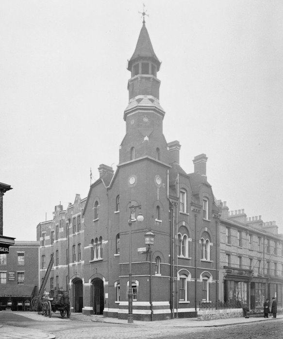 #DidYouKnow the 1st Battersea Fire Station opened in 1874 in Simpson Street? It was equipped with two horse-drawn fire engines & an escape ladder. The current station opened on Este Road in 1934. More here here orlo.uk/GGRD1 #LFBFireStations @lfbwandsworth