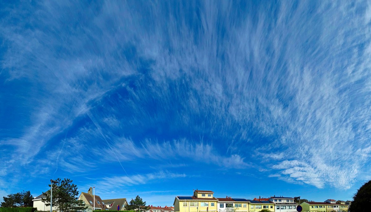 Prachtige sluierbewolking boven Egmond aan Zee @RoosmarijnKnol @whoebert @marcopverhoef @NOS