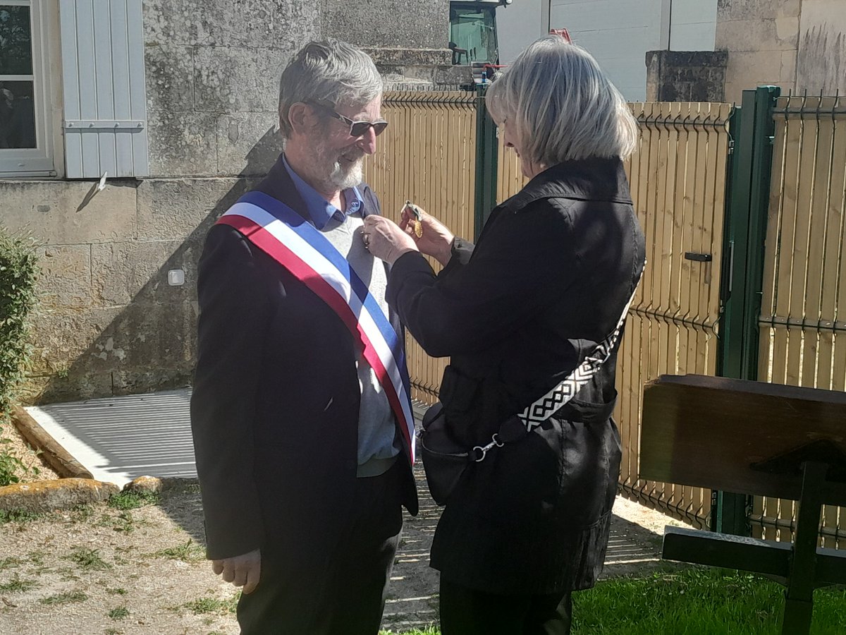 Prefet17's tweet photo. #Inauguration ✂️ | Véronique Schaaf, sous-préfète de Saintes, a inauguré le gîte communal « Le Beun’Aise », et a découvert la nouvelle bibliothèque de la commune de #Chermignac.🎖️ A cette occasion, le maire a reçu la médaille d'honneur communale pour saluer son engagement. https://t.co/HBm5Aujirf
