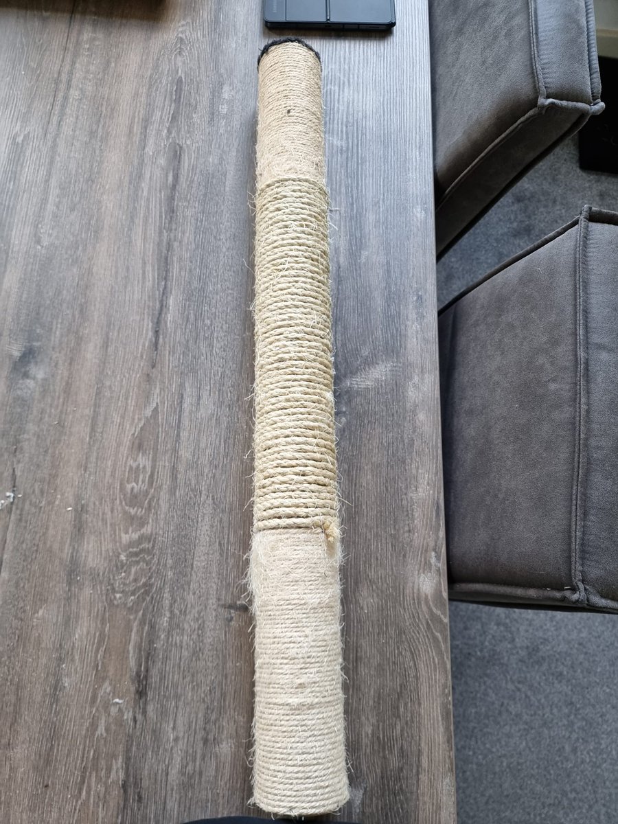 MlduCroix's tweet photo. I fixed his scratching pole yesterday. 
While I'm happy with the result, I also figured out that buying a new one would have been easier and slightly cheaper. 😅
#cats #CatsofTwittter https://t.co/bq9zsf2rnS