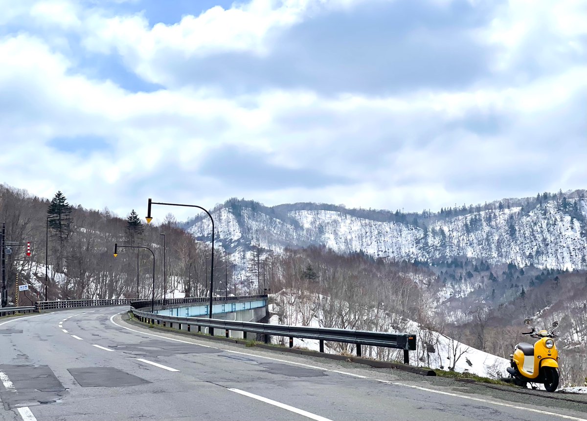 【4/23】🛵余市郡⇄倶知安 90km
山にはまだ雪が残ってるけど、もう雪は降ってないし氷点下にもならないので道路は安心して走れる

#北海道ツーリング
#空気はひんやり