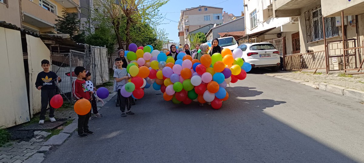 Madem bugün 23 Nisan ben ve kızlarımız sokaklardaki çocuklara balon dağıtalım dedik iyi varsınız meleklerim
Çıraklara 23 Nisan Haram 
#ÇıraklarÇalıştıDevletYokSaydı