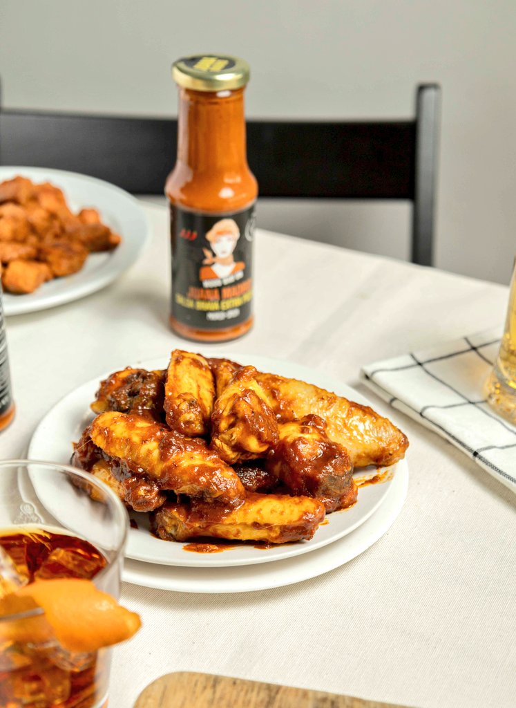 Uno de nuestros primeros clientes nos dijo: "me gusta vuestra salsa porque genera conversación en la mesa".

Es lo que tienen los productos con tradición y alma como Salsa Brava Juana Madrid, que nació tras la barra de un bar y es fiel a su receta desde 1963.