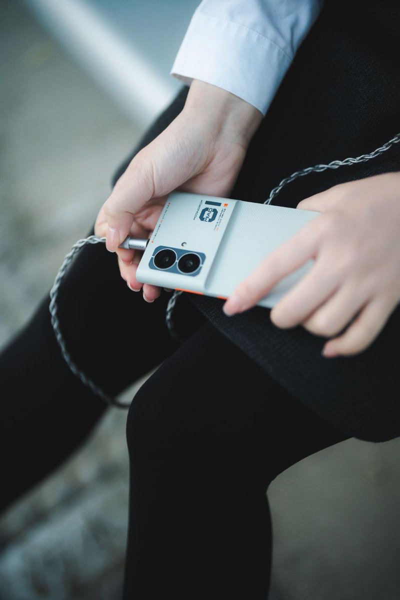 technomania0211's tweet photo. First look at the Moondrop smartphone!
Moondrop has teased its first smartphone, the MIAD 01
- Dual headphone jack
- 4.4mm as well as a 3.5mm jack.
The 4.4mm jack outputs balanced audio, while the 3.5mm features single-ended output with microphone support.
#Mondrop https://t.co/vEKoBqTfi2