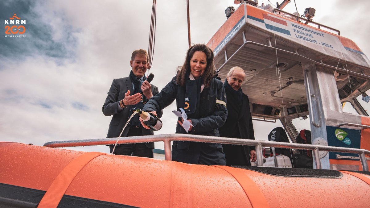KNRM's tweet image. De KNRM heeft in Lemmer een nieuwe reddingboot gedoopt🎉Dankzij een schenking van Paul en Caroline kon de reddingboot Pauline worden gebouwd. De komende 15 jaar wordt vrijwel de hele reddingvloot vernieuwd, mede dankzij schenkingen en nalatenschappen van donateurs.
📸Bram Oostijk