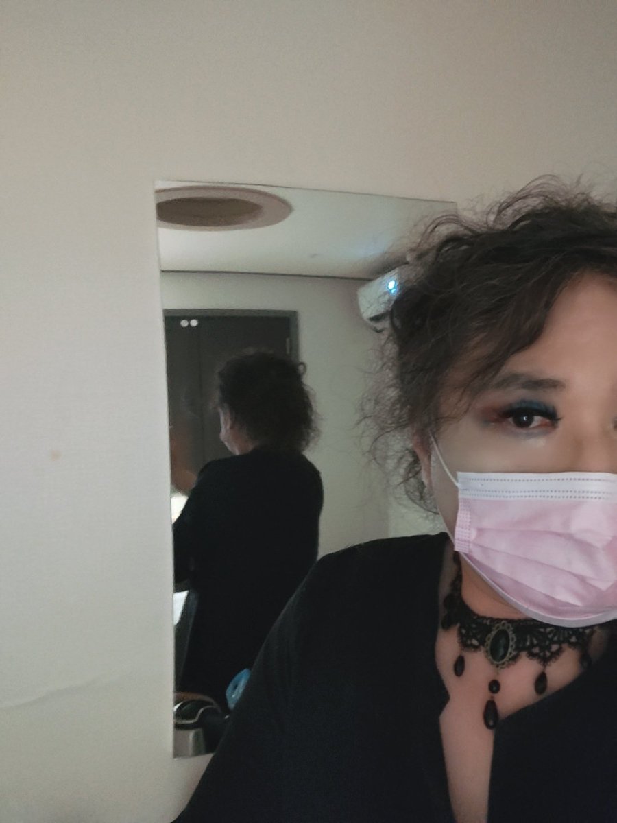 제가 약속이 있어요 
꽃단장 ♥