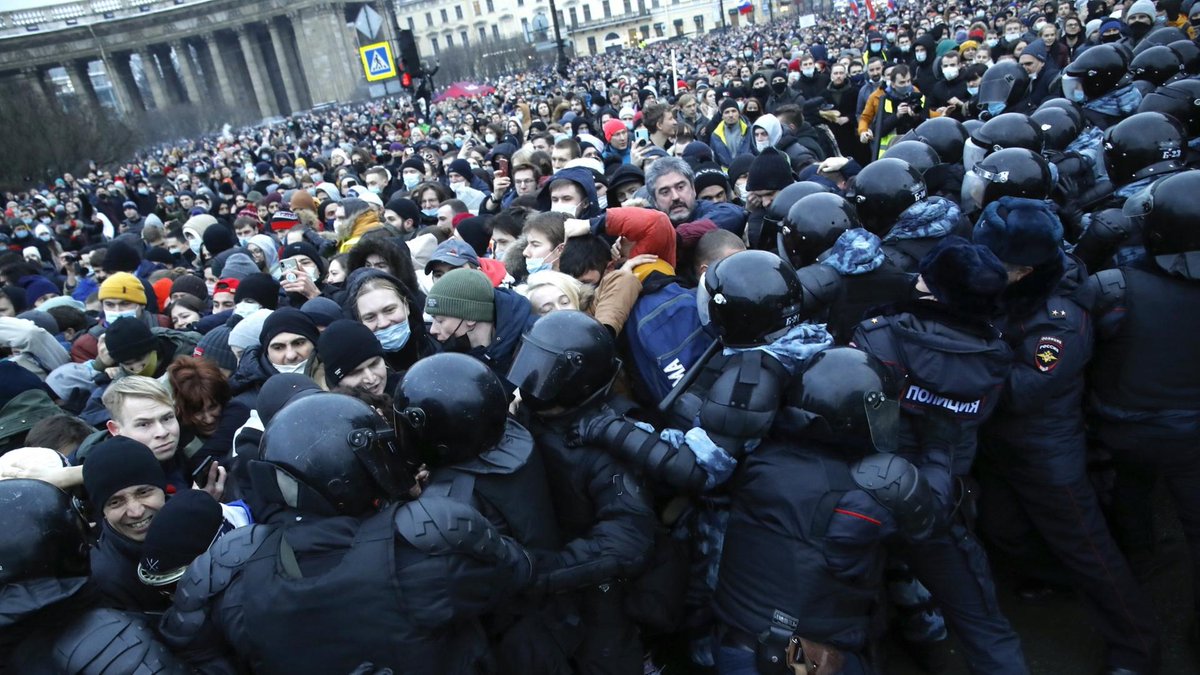 Thousands went to Navalny's funeral - 'thanks' to Moscow's facial recognition, sometimes with fatal consequences.

But if the russians manage to increase their number a hundredfold and permanently take 10-20 million onto the streets, it could really make a difference.

#russia