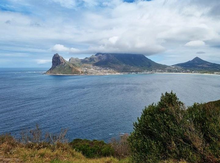 Embrace the present with open arms and feast your eyes on the awe-inspiring views from Hout Bay, all from the legendary @chapmanspeakdrive. 

🎥📸@martini_li92

#chapmanspeakdrive #TravelTuesday #HoutBay