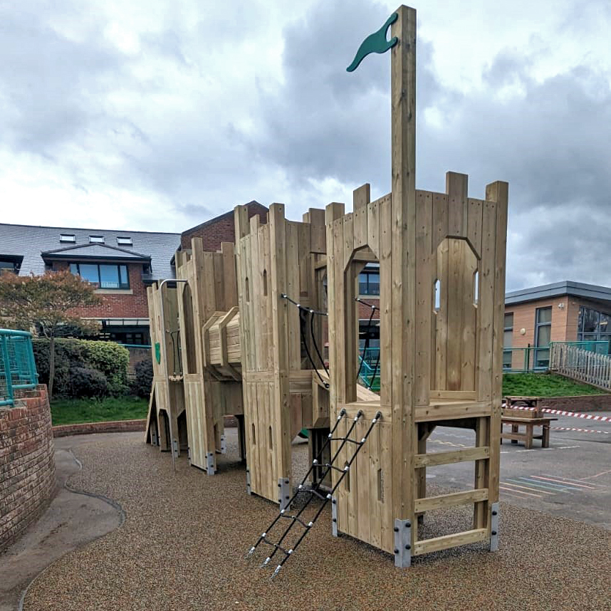 SawscapesP's tweet photo. Last Friday the team wrapped up this regal little project down on the South East Coast! 🏰🎏🛡️🐎🌊

Complete with bespoke elements, tailored to the schools wishes, it's been finished with in-keeping safety surfacing colour tones 💪

Doesn't it look fantastic in it's new location! https://t.co/ge84C60EwS