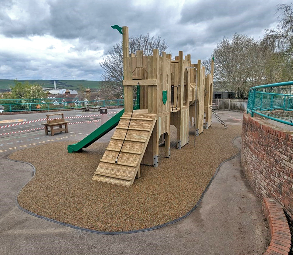 SawscapesP's tweet photo. Last Friday the team wrapped up this regal little project down on the South East Coast! 🏰🎏🛡️🐎🌊

Complete with bespoke elements, tailored to the schools wishes, it's been finished with in-keeping safety surfacing colour tones 💪

Doesn't it look fantastic in it's new location! https://t.co/ge84C60EwS