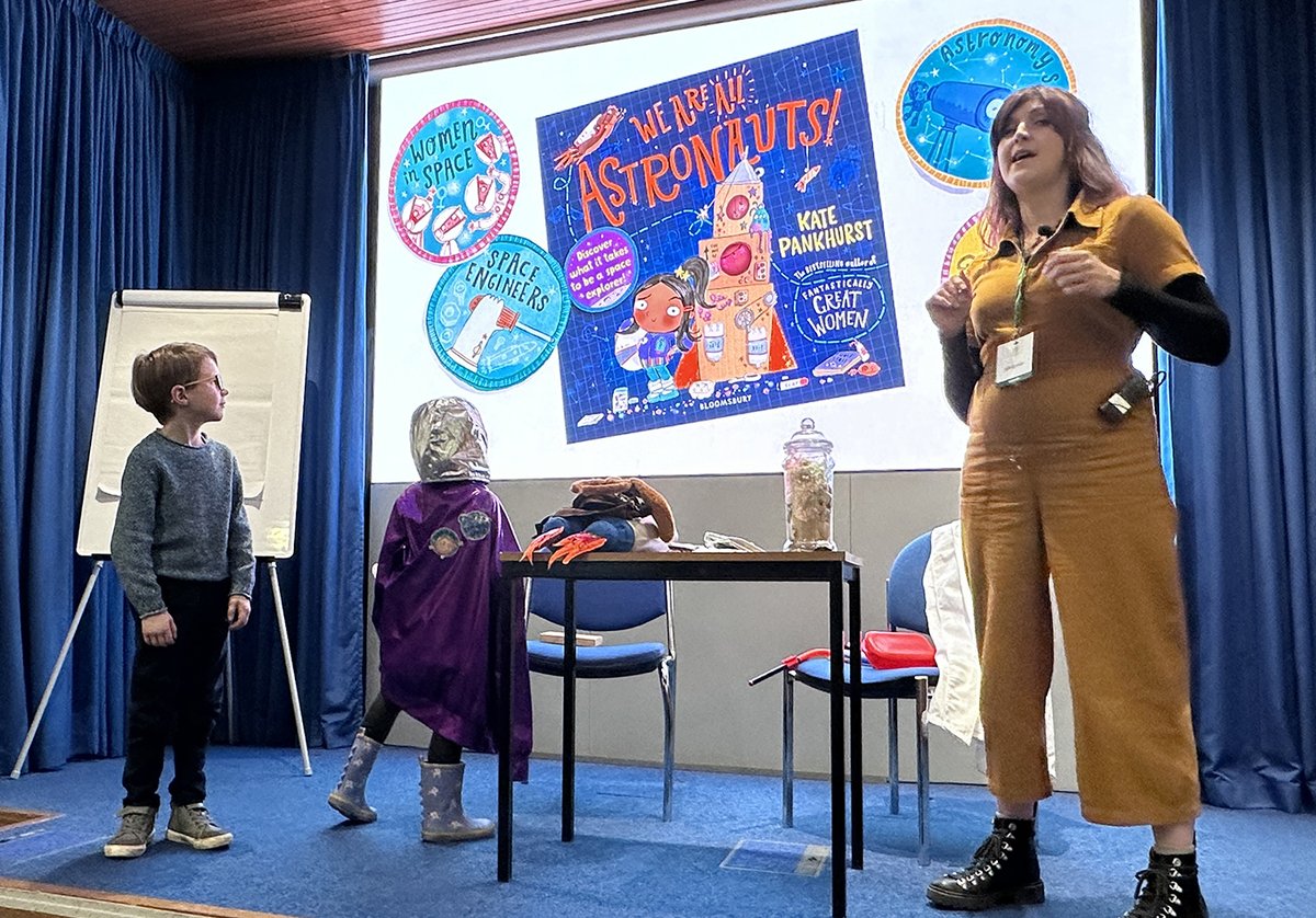 We joined author / illustrator Kate Pankhurst @KateisDrawing & St Andrew's primary school children @oxfordlitfest. Discover her Fantastically Great Women series for #WorldBookNight #ReadingHour 7pm-8pm #scienceoxfordrecommends
 🚀 scienceoxford.com/spacewalk-to-t…