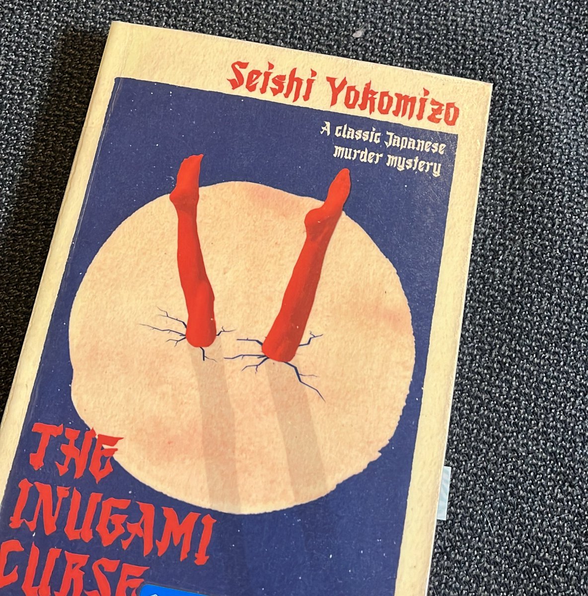 #読了
犬神家の一族 英語版／横溝正史⑥

不穏な単語が難しかったけど、原作併読で楽しめました！本陣も英語版あるようなので読みたい！

【役に立つ横溝用語】
Take off your hood for them!
マスクを取って見せておやり

curse of the ax,zither and chrysanthemum
斧、琴、菊の呪い

次は⑦女王蜂