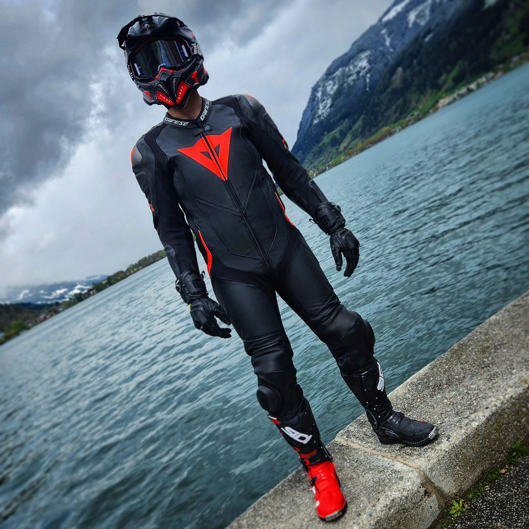 Stand up straight and always be proud of yourself! 🤗❤️
#gearhead #gear #leather #gearfetish #leathersuit #dainese #lagunaseca #sidi #boots #crossfires #gloves #biker #mx #motocross #pride #beproud #gearblast #helmet #airoh #aviator #knox #handroids #gay #lgbtq #red #black #proud