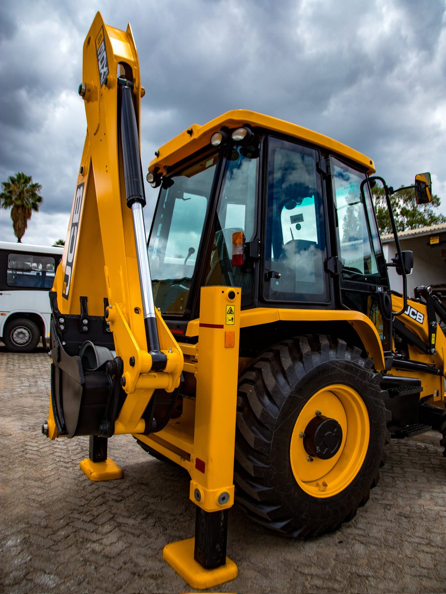 Ready to dig deeper & reach further 

The JCB 3DX Plus excavation functions come with a 0.26m³ excavator bucket; 4.77m maximum dig depth and a maximum dipper tearout of 3010kgf.

Contact us or visit our workshop to acquire your machine 📲+263773618317

#Zimbabwe