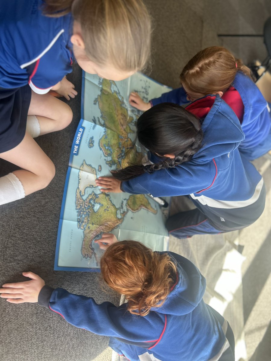 Primary 5 @stgeorgesedin are starting the day by exploring the world map. The burning question this morning, is Dubai a city or a country? 🇦🇪 #avoiceforambition
