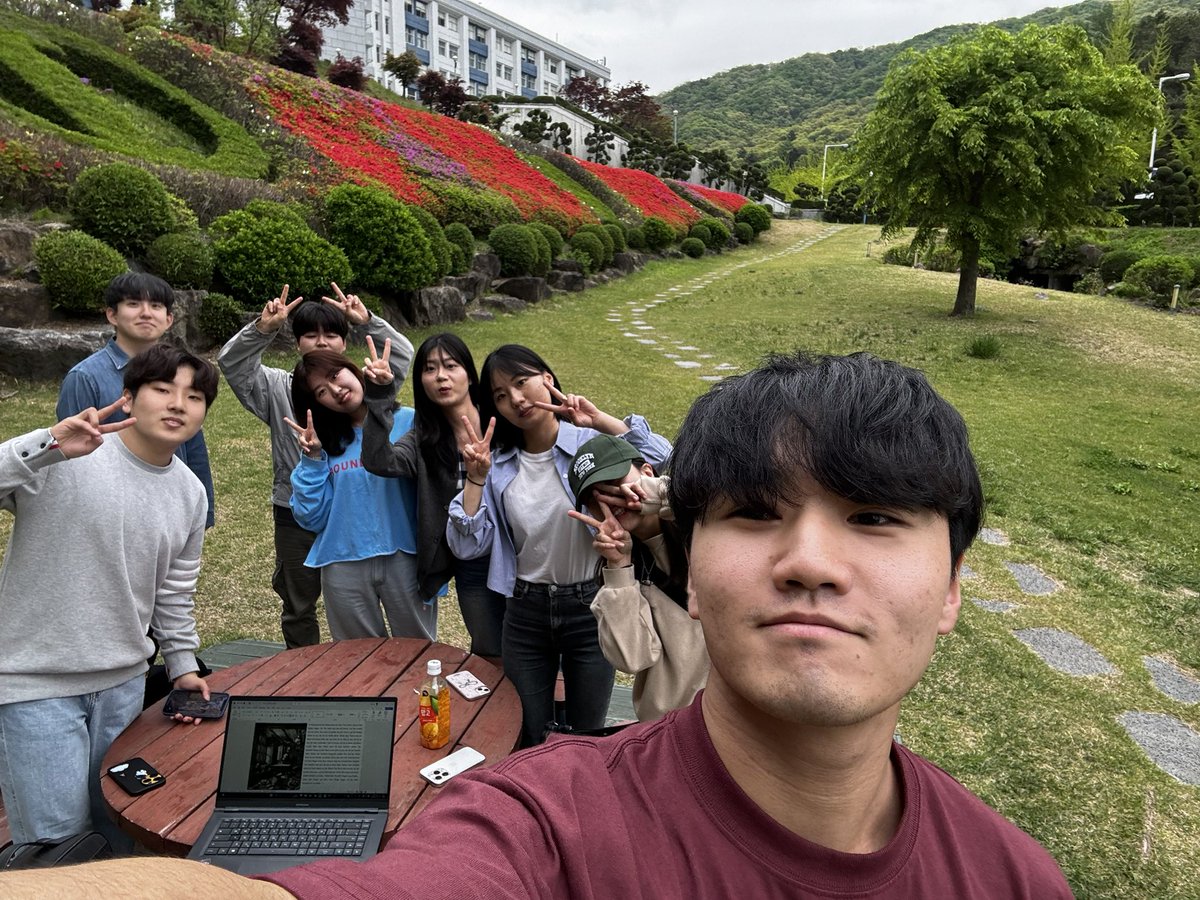 adrian0100010's tweet photo. Suddenly, I met my friends at Myeongsudang. They are shooting Reels videos lol 
I can't get used to this trend 🙀 https://t.co/3aPyJo4if5
