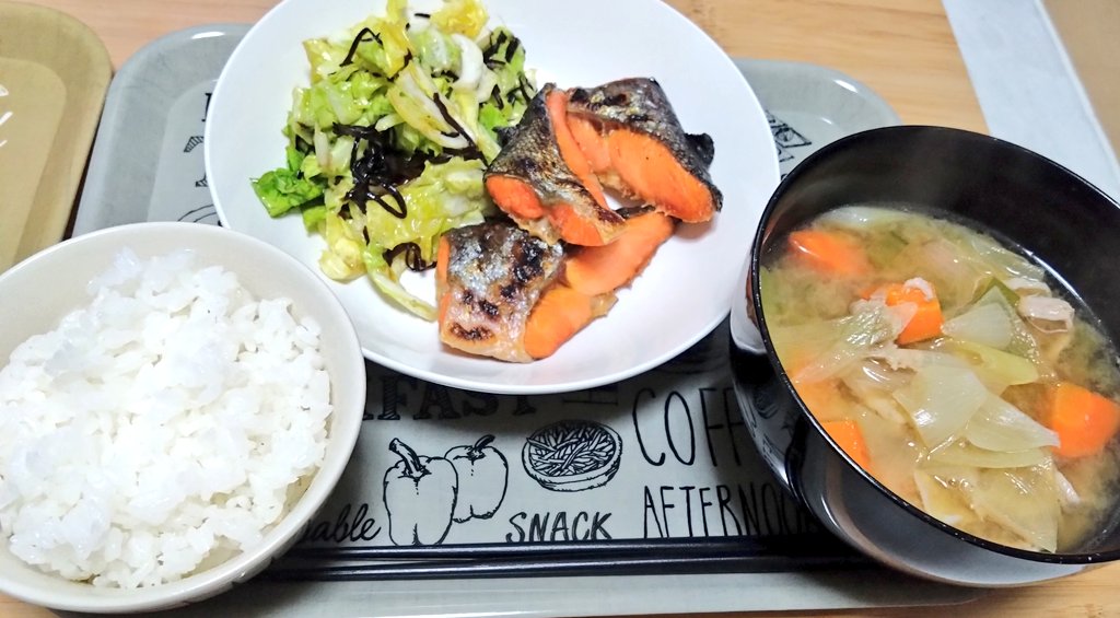 hal_041039's tweet photo. 今夜はサメを食べます。
おつかれした!!!!!
これは昨日の夜ごはん。鮭と豚汁!
#HALsKitchen
#筋トレ初心者
#ダイエット https://t.co/EGgbiPktrS