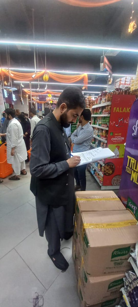 DCKarachiEast9's tweet photo. On the Direction of Worthy Deputy Commissioner East Price Control activity was conducted by the Assistant Commissioner of Jamshed Quarters, and fines were imposed on account of different violations.
#DCEast #AssistantCommissioner #PriceControl #Fairness https://t.co/bHeiEC7i4y
