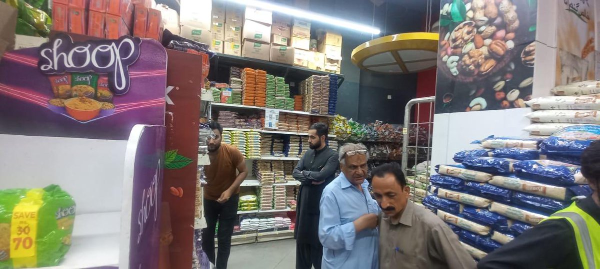 DCKarachiEast9's tweet photo. On the Direction of Worthy Deputy Commissioner East Price Control activity was conducted by the Assistant Commissioner of Jamshed Quarters, and fines were imposed on account of different violations.
#DCEast #AssistantCommissioner #PriceControl #Fairness https://t.co/bHeiEC7i4y