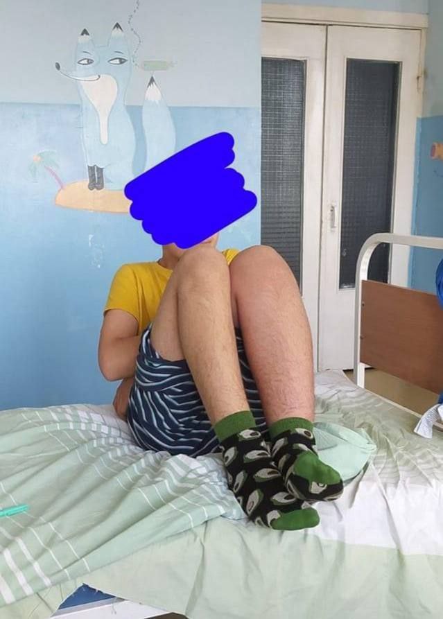 В Киеве одноклассники избили мальчика до разрыва яичек за то, что он смотрел мультик на русском. 
Удары наносили прицельно в пах. 
В больнице выяснилось, что, кроме отека ноги, у парня разрыв оболочки внутри яичка, гематома и водянка. Полиция проводит проверку.
ТК 'ТИРАЖ 18+'