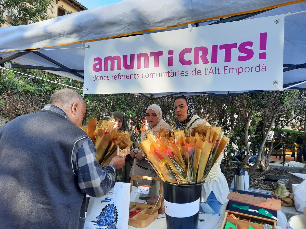 Avui estem a la Rambla de #Figueres celebrant #SantJordi2024 Tenim moltes roses i informació de la nostra associació!
