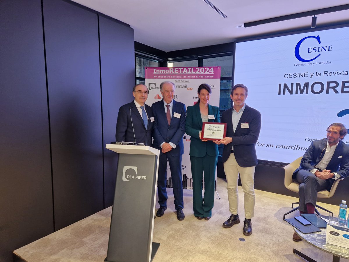 Desvelado el premio de la XV edición de #INMORETAIL2024 que reconoce a la <a href="/CEC_Comercio/">CEC</a> por su contribución al sector del comercio. Lo ha entregado a <a href="/marta__nn/">Marta Nieto Novo</a> <a href="/HaciendaCMadrid/">Hacienda y Función Pública▪️Comunidad de Madrid</a> a su presidente Rafael Torres junto con <a href="/AefEduardo/">EDUARDO ABADIA</a> <a href="/AEFranquicia/">Asociación Española de la Franquicia</a> y hoy en <a href="/DLA_Piper_Spain/">DLA Piper España</a>.