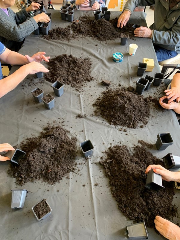 At the Annie Girardot nursing home in Paris, an innovative project is flourishing on its rooftop 🌍🌿 @Gardens4good_x, backed by @EITeu Community #NewEuropeanBauhaus, promotes non-profit food gardens for a healthier life & planet: tinyurl.com/bdfpf286 #ImprovingFoodTogether