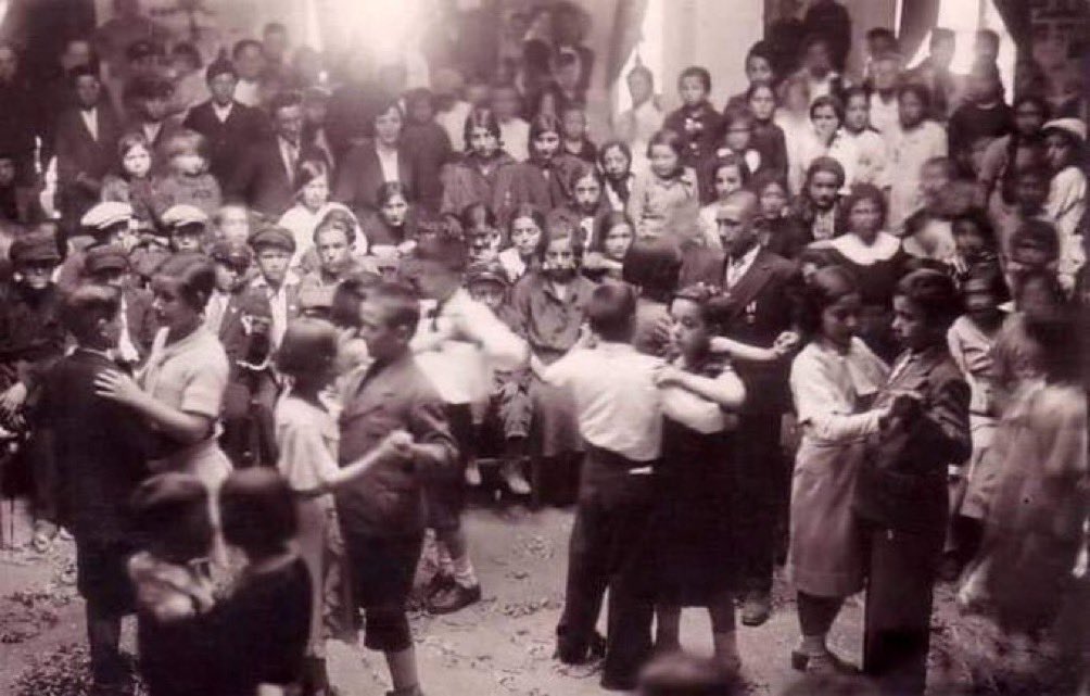 23 Nisan 1935’de İzmir Alsancak Balosunda dans eden çocuklar.