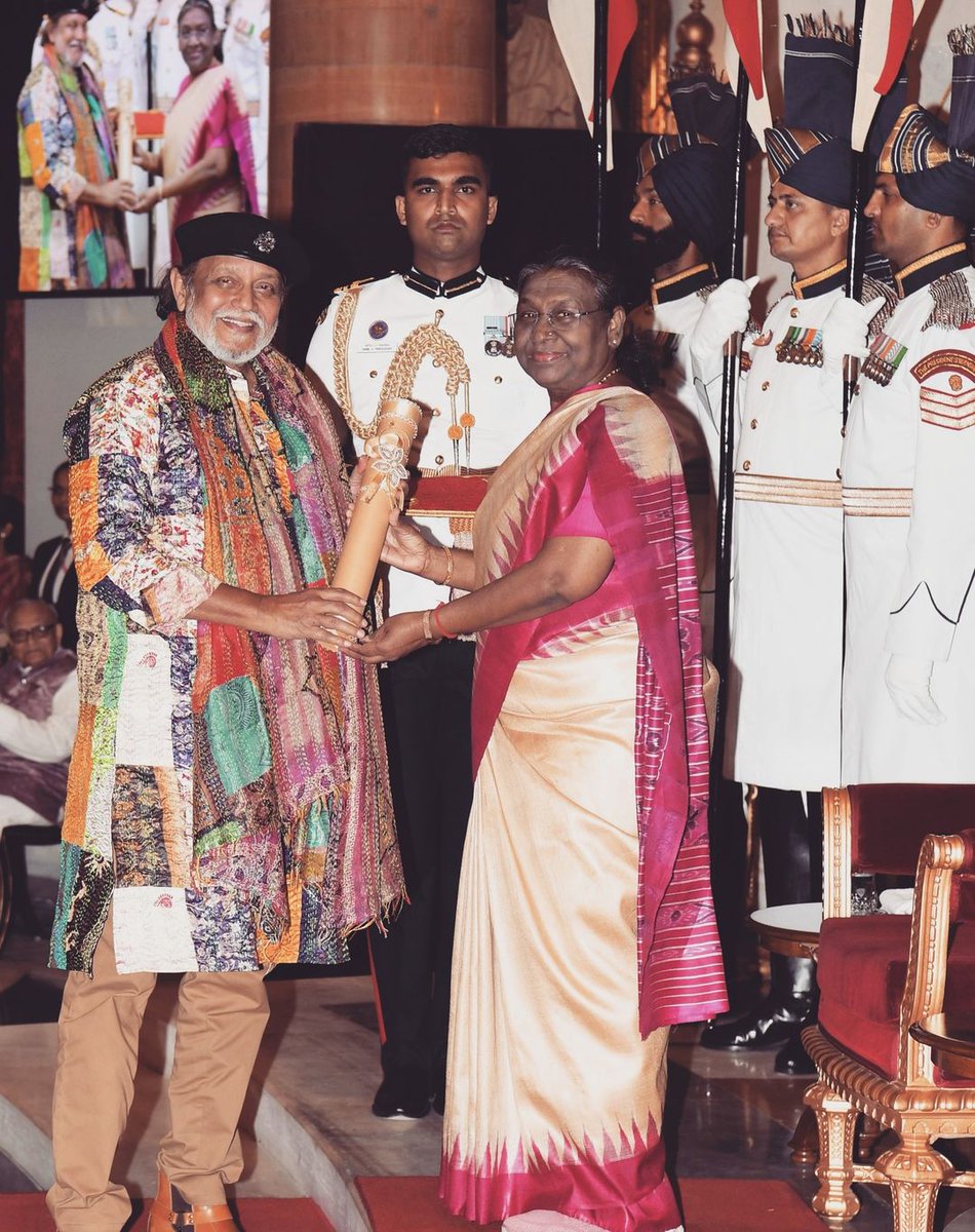 President Droupadi Murmu presents Padma Bhushan in the field of Art to Mithun Chakraborty. 

#President  #DroupadiMurmu  #PadmaBhushan  #MithunChakraborty #greaterjammu