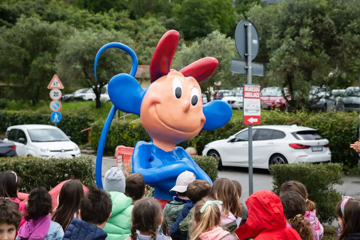 #Massa - Una mattinata di grande festa lunedì 22 aprile all’Ospedale del Cuore che ha presentato Aisha, una allegra scimmietta blu diventata mascotte dei piccoli pazienti. E lo ha fatto con un’amica davvero speciale, l’attrice, sceneggiatrice e regista #PaolaCortellesi.