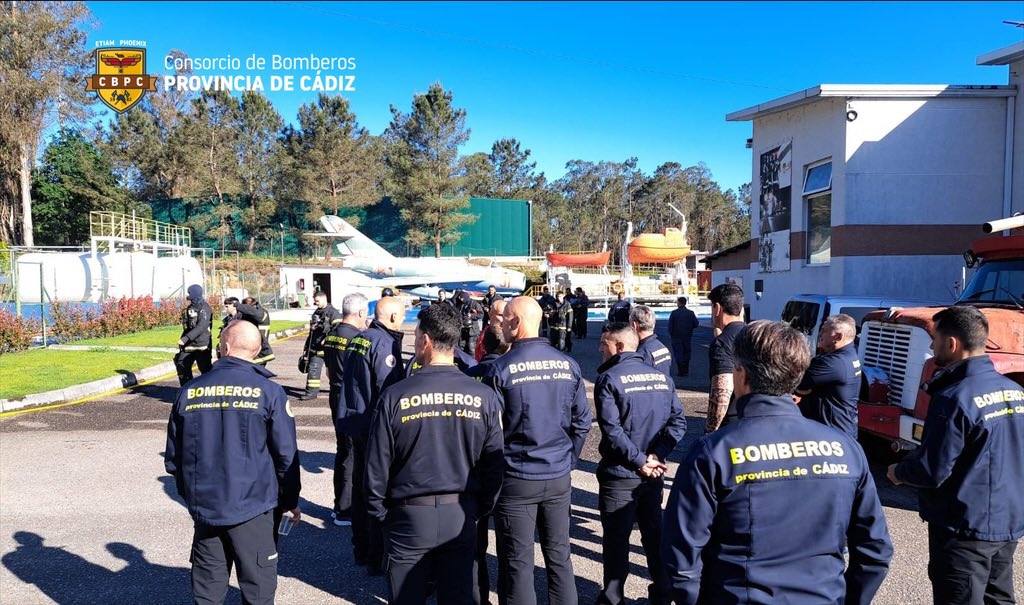 🟢 Esta semana tenemos a 16 de nuestros efectivos en #Galicia. Ellos también aprendiendo y practicando, la imprescindible “#formacióncontinua”. Se trata del curso  #BOMBEROS EN ENTORNOS PORTUARIOS que se imparte en el centro de #Seganosa en la provincia de #Pontevedra.