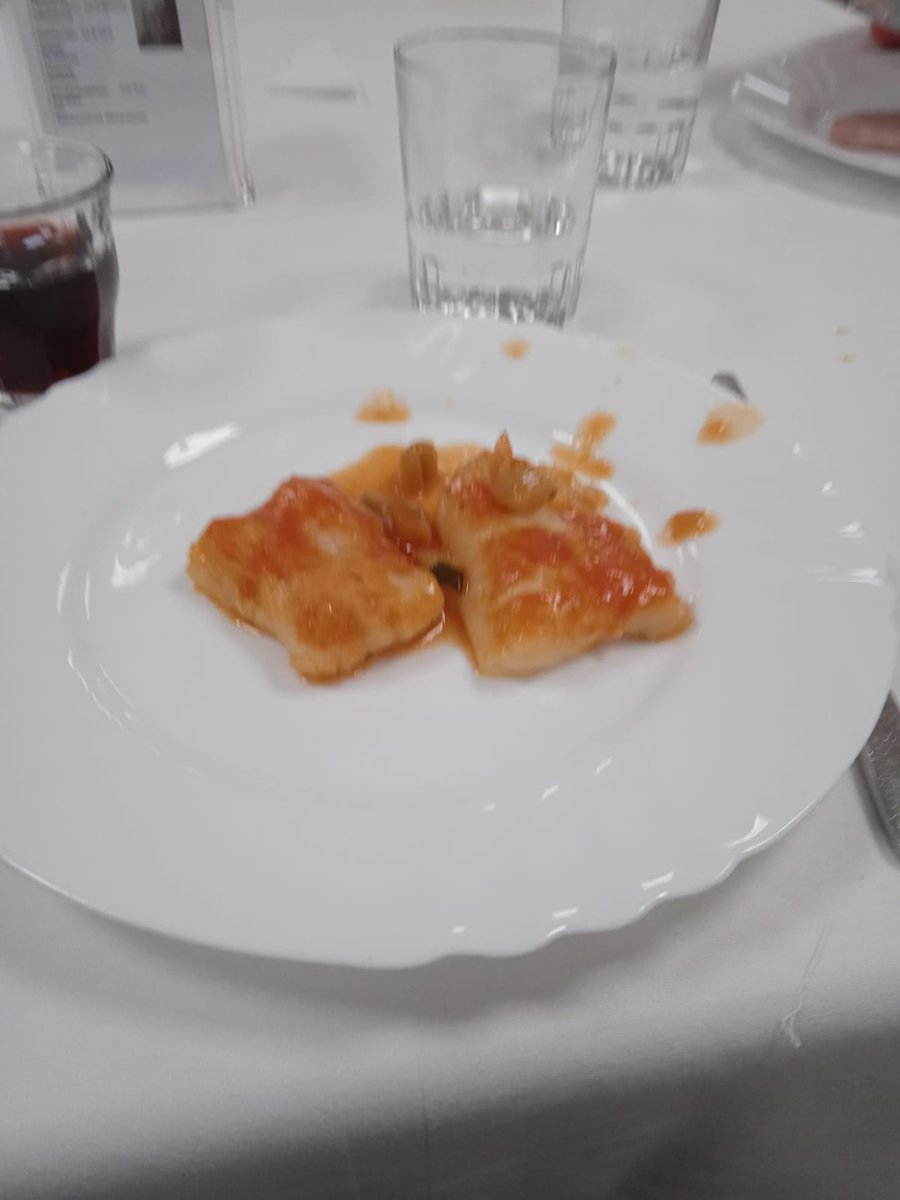 Estas imágenes representan la cena de ayer ( 22 abril), en una residencia de Madrid) , como se puede observar bastante escasa( no vaya a ser que engorden). Desde U.C.M.R seguiremos denunciando la mala alimentación que reciben nuestros mayores.