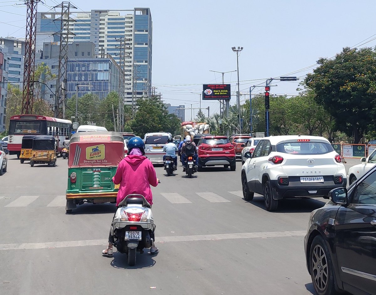 #Raidurgam #roadsafety 
May be this jn competing to stand top in signal jumping
#Auto's, #Rtcbuses, #hmwssb tankers & 

uneducated #ITemployees witness to jmp

@CYBTRAFFIC @psraidurgam_cyb @CPCyberabad @TelanganaDGP @cyberabadpolice be spectators @HiHyderabad @TopDriverIndia