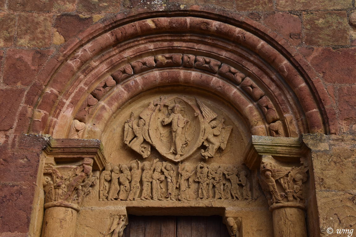 #TympanumTuesday
Romanesque carving, a single block of stone for the lintel and tympanum, scene of the Ascension, the Apostles below and Christ in his mandorla supported by angels.
St Pierre et St Paul, Montceaux-l'Étoile, #SaôneEtLoire