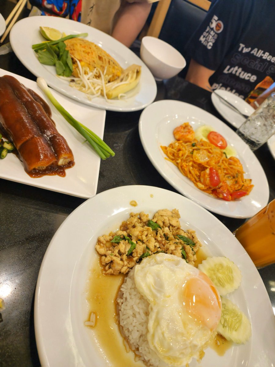 タイ料理美味しい😋🇹🇭 パッタイが甘くて結構好きなんだけどどのレストランも味付け違うから必ず頼んで食べ比べしてます🍽️