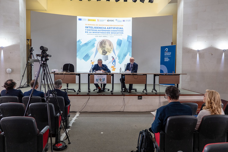 La #IA, en el centro del debate de la III Semana de la Investigación Educativa 👉La #FCEDUULPGC acoge hasta el 27 de abril este evento con el objetivo de potenciar la interacción entre investigación e innovación educativa ulpgc.es/noticia/2024/0… @RectorULPGC