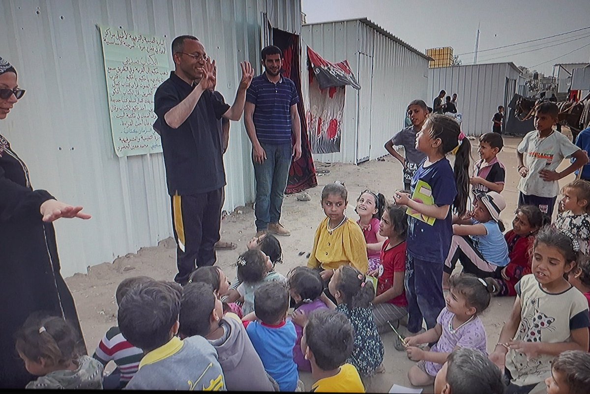 Mehr als 6 Monate keine Schule im Gazastreifen. Nach UN-Angaben sind 80% der Schulen zerstört oder schwer beschädigt. In Khan Yunis versuchen sie jetzt Unterricht unter freiem Himmel zu improvisieren. Dazu heute mein Beitrag im ⁦@oe1⁩aMittagsjournal ⁦@oe1journale⁩