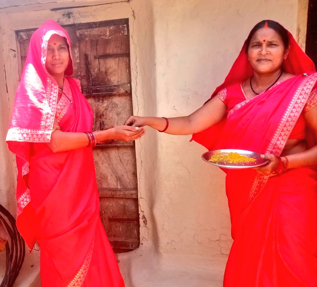 मतदान दिवस 26 अप्रैल 2024 --- सतना लोकसभा निर्वाचन में ग्राम सोनाडी रामनगर में समूह की महिलाओं ने घर- घर चावल देकर मतदाताओं को 26 अप्रैल को मतदान करने के लिए किया जा रहा है आमंत्रित। #JansamparkMP #ChunavKaParv #DeshKaGarv @CEOMPElections @ECISVEEP