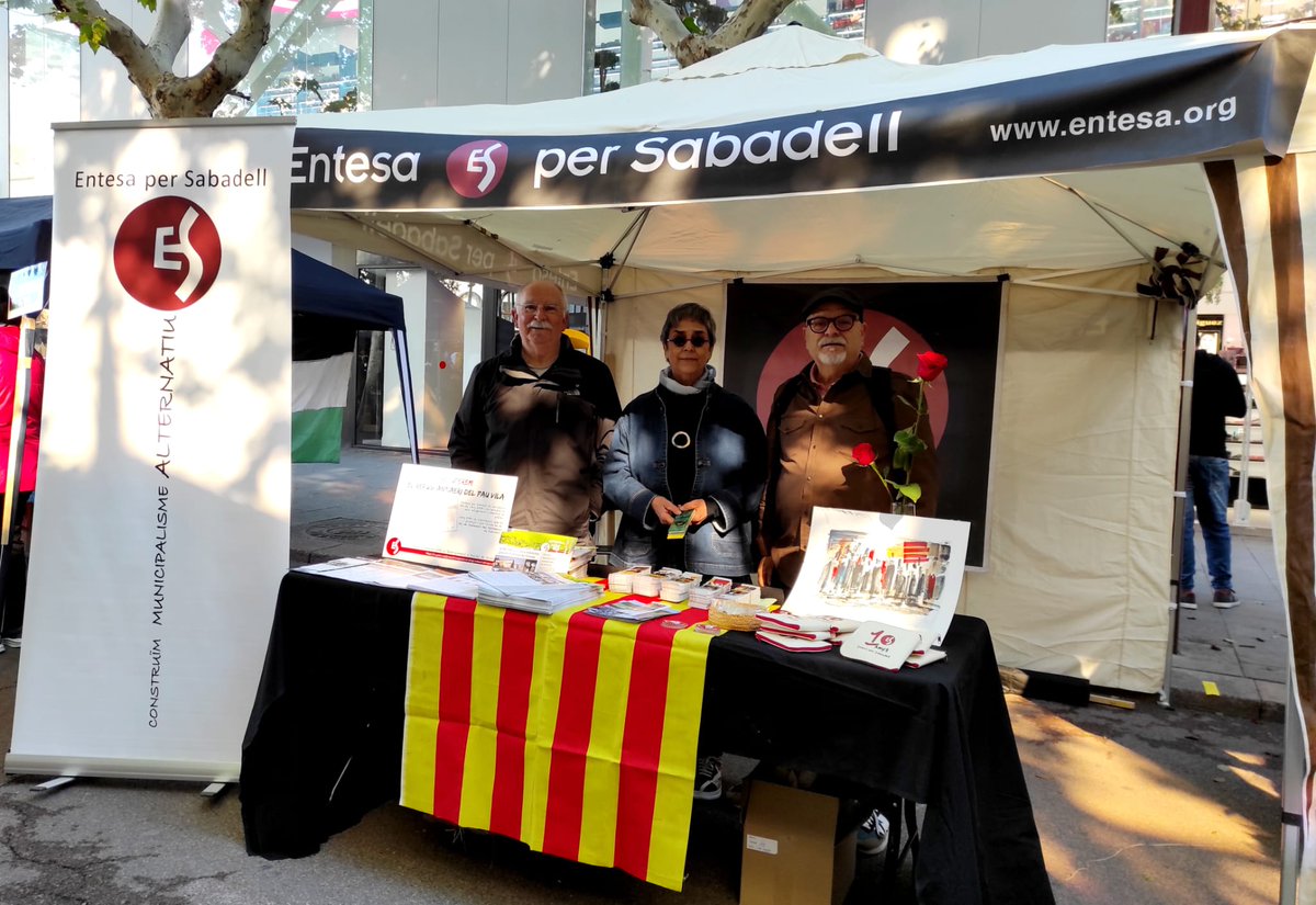 entesaxsabadell's tweet photo. Us esperem a la nostra paradeta al capdamunt de la Rambla
Veniu a veure'ns i a recollir el punt de llibre que enguany és una col.laboració d'en Lluís Mas https://t.co/YRfH7vXSsg