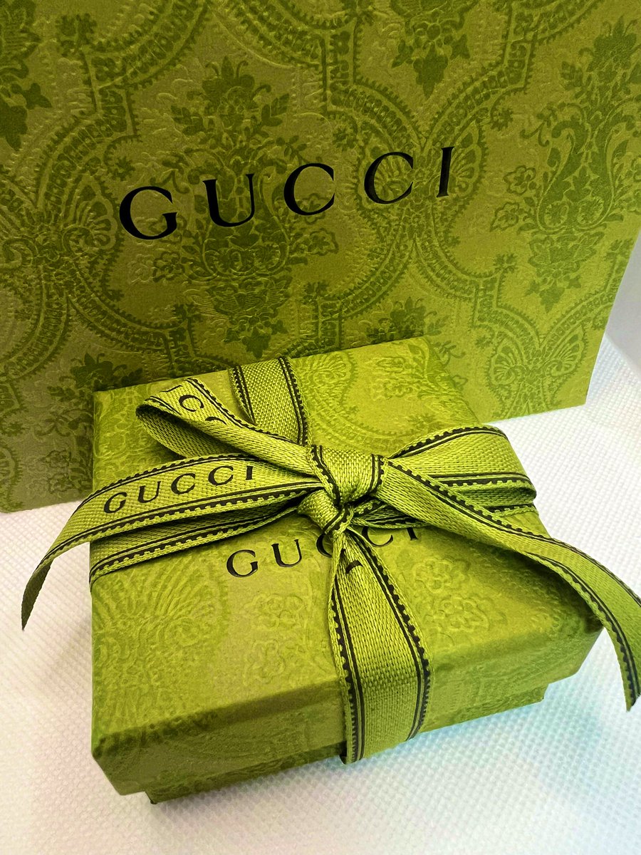 #GUCCI さん行ってきました💓
店員さん凄く丁寧に接して下さいました
#羽生結弦 さんのオーディオストーリーを聴きに来たって言ったらすぐ案内して頂けました✨
素敵なボイス聴けて良かった💕
気になってた商品を色々と見せて頂きありがとうございました
シルバーピアスのこの子を連れて帰りました