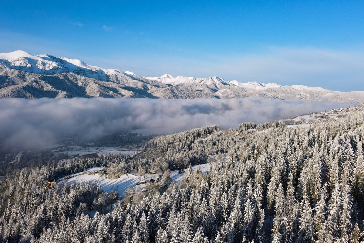 Dzisiejszy poranny widok z Gubałówki na ośnieżone Tatry. Pomimo kalendarzowej wiosny, w Tatrach nadal można podziwiać zimową aurę. 📷 PAP/Grzegorz Momot