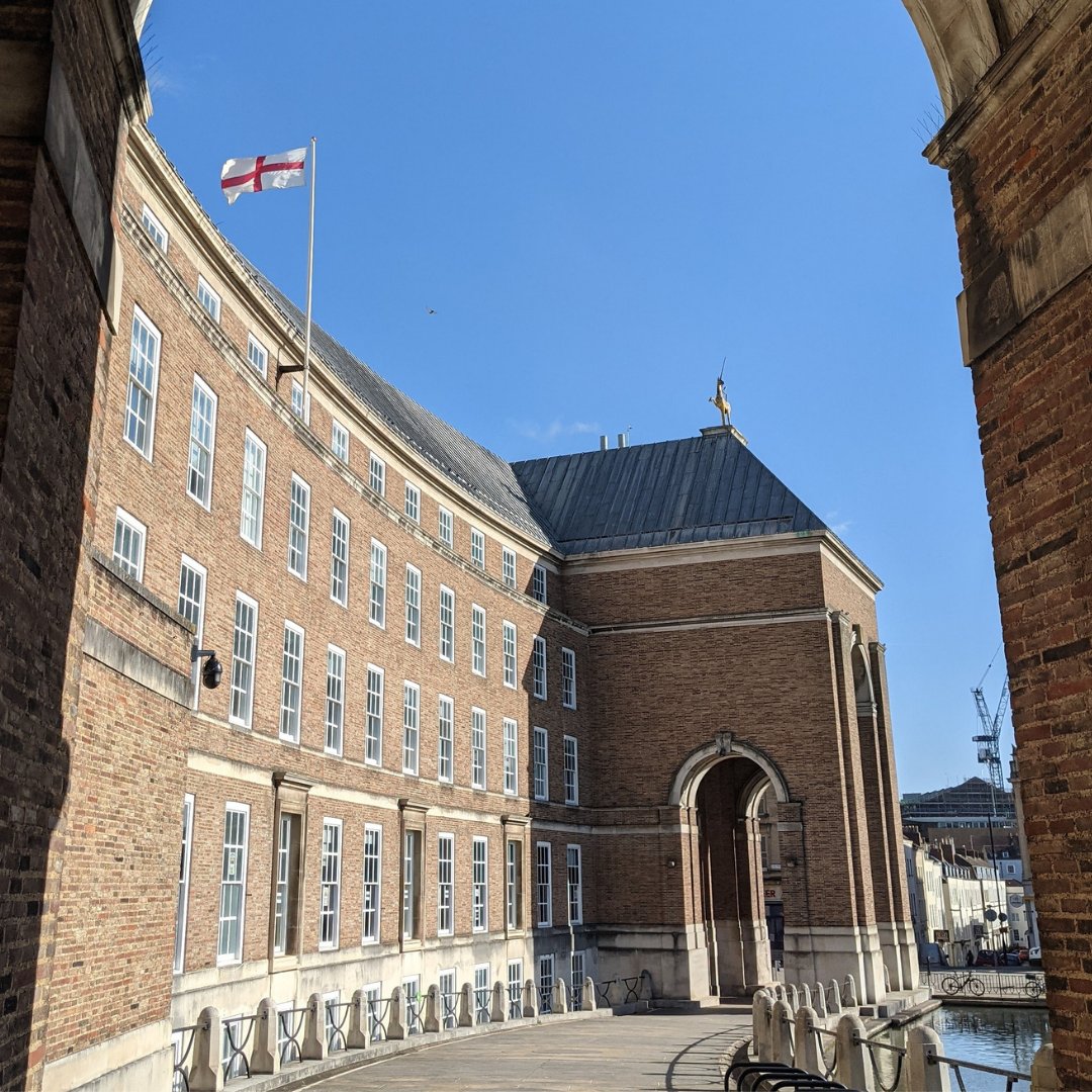 🏴󠁧󠁢󠁥󠁮󠁧󠁿 Happy St George's Day! #StGeorgesDay 🇬🇧 As well as the Union Flag and the coat of arms of the City and County of #Bristol, #England's flag flies at City Hall every day