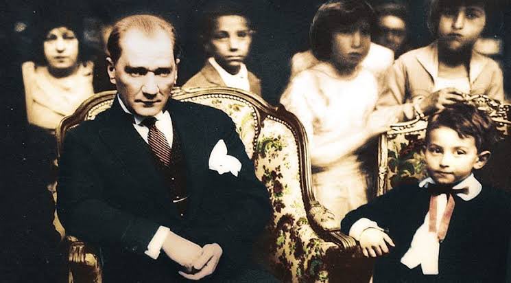 Türkiye Büyük Millet Meclisi'nin açılışının 104.yılında Mustafa Kemal Atatürk'ün çocuklara armağan ettiği, 23 Nisan Ulusal Egemenlik ve Çocuk Bayramı'nı onurla, gururla kutluyoruz. Türkiye Gazeteciler Cemiyeti Yönetim Kurulu