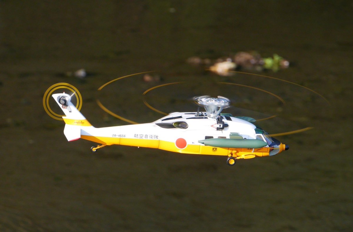 水面だと、どうしても白飛びしてしまいうまく撮れなかったんですが🙂‍↔️ 画角的にはお気に入りです UH60J 内部メカM2 航空自衛隊、旧塗装ver. #rcヘリ #rchelicopter