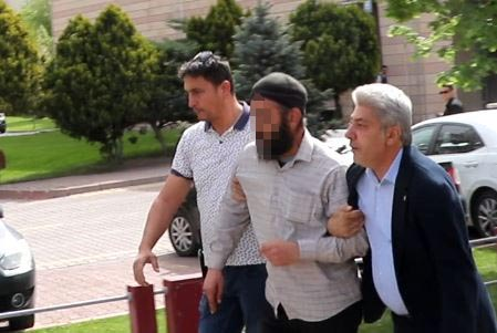 Kayseri'deki 23 Nisan töreninde 'Ey Müslümanlar puta tapmayın' diye bağırarak provokasyon yapan bir kişi gözaltına alındı. (DHA)