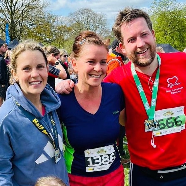 <a href="/BlueberryMS/">Blueberry Marketing</a> triumphed <a href="/Leeds/">Leeds</a> Running Festival 🎽 #roundhaypark #leeds for St Gemma’s Hospice. A PB for Andy in the 10k 🏃🏻Plus Zoe came 🥇 &amp; Pam came 🥈in their individual ½ Marathon groups!