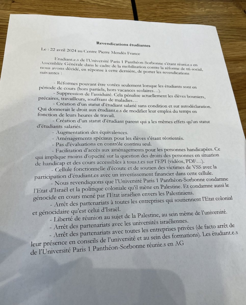 Ces représentant-es lisent le communiqué de l'AG et les revendications qui en découlent. Voici la photo des revendications, distribuées à l'ensemble des membres de la CFVU :