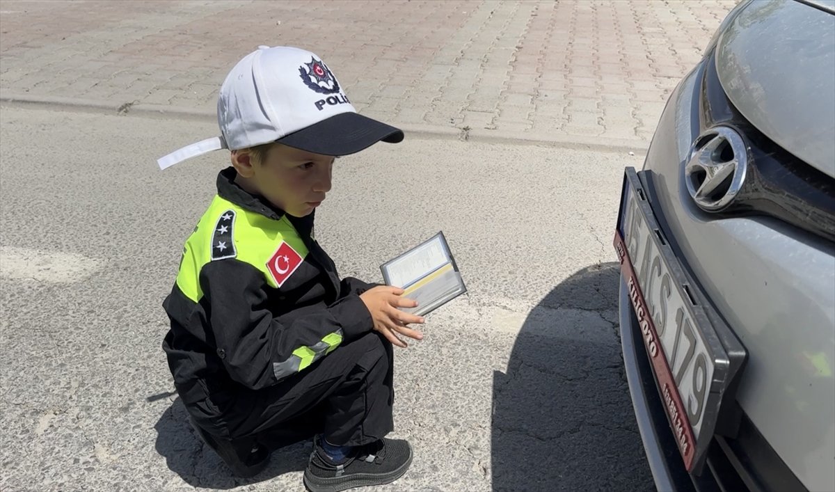 bpthaber's tweet photo. Kayseri'de çocuklar 23 Nisan dolayısıyla temsili polis olup trafikte denetim yaptı. 🇹🇷 https://t.co/mnCwRngIvb